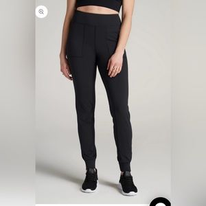 Balance Collection XXL pocket joggers in black.